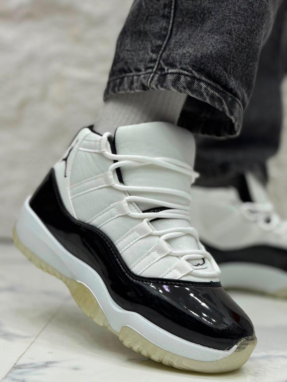 JORDON 11 ESTIF WHITE & BLACK