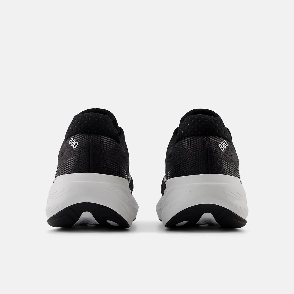 New Balance  Fresh Foam X 880v15 Shoes in Black/White