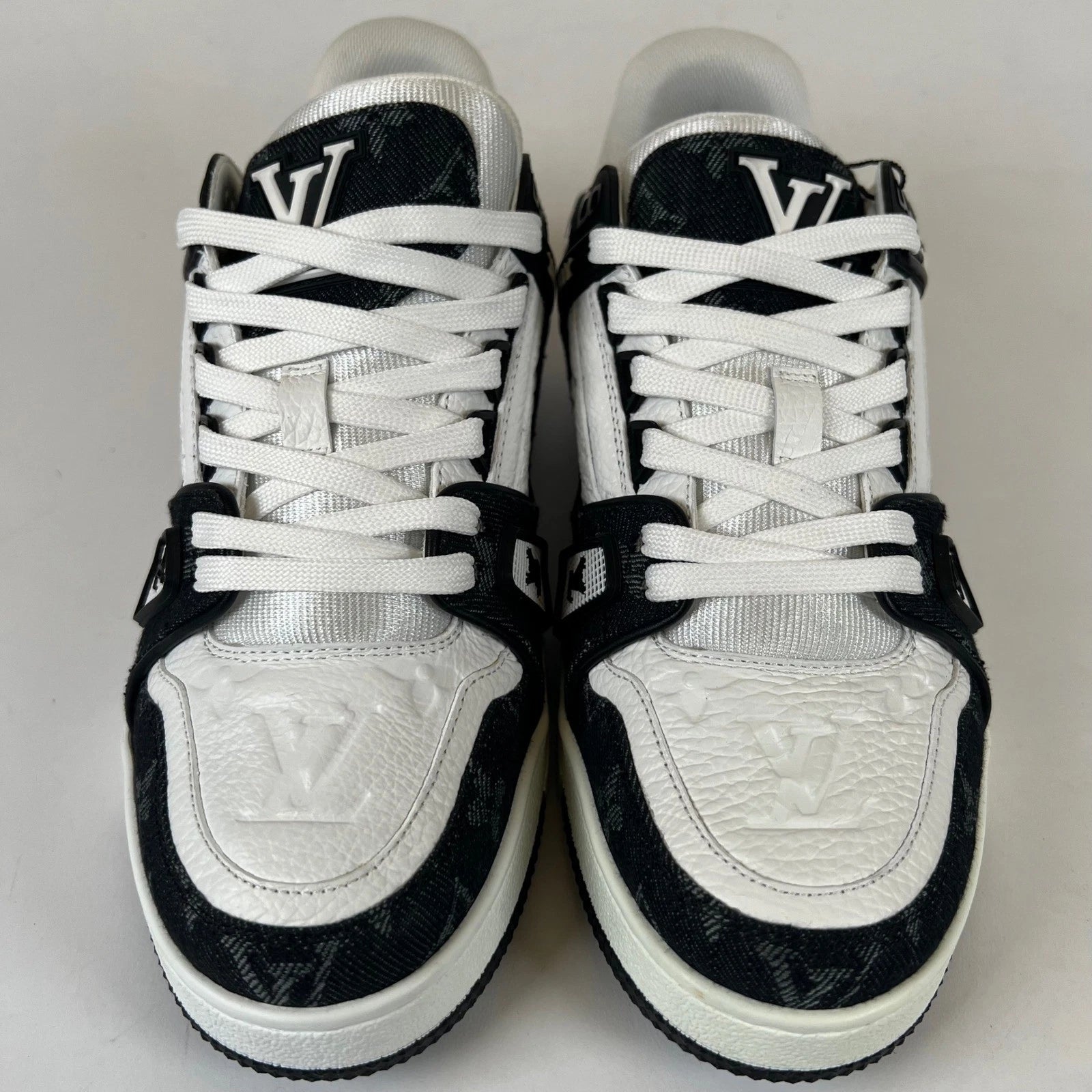 LV Trainer Black & white