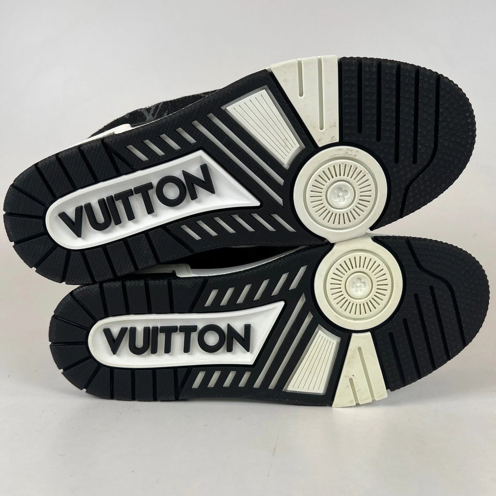 LV Trainer Black & white