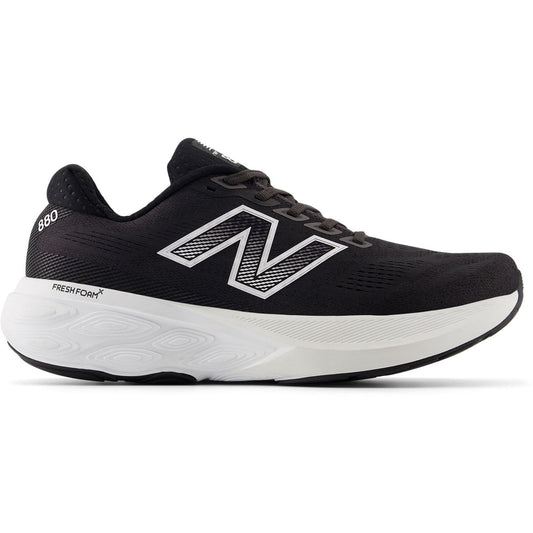The shoe appears to be a black and white New Balance Fresh Foam X 880v15 athletic running sneaker featuring a textured mesh upper and signature ( N )