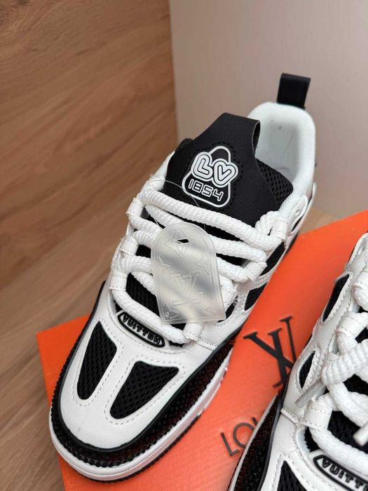 Lv Skate Black & white