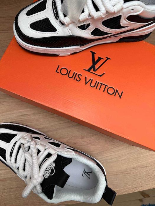 Lv Skate Black & white