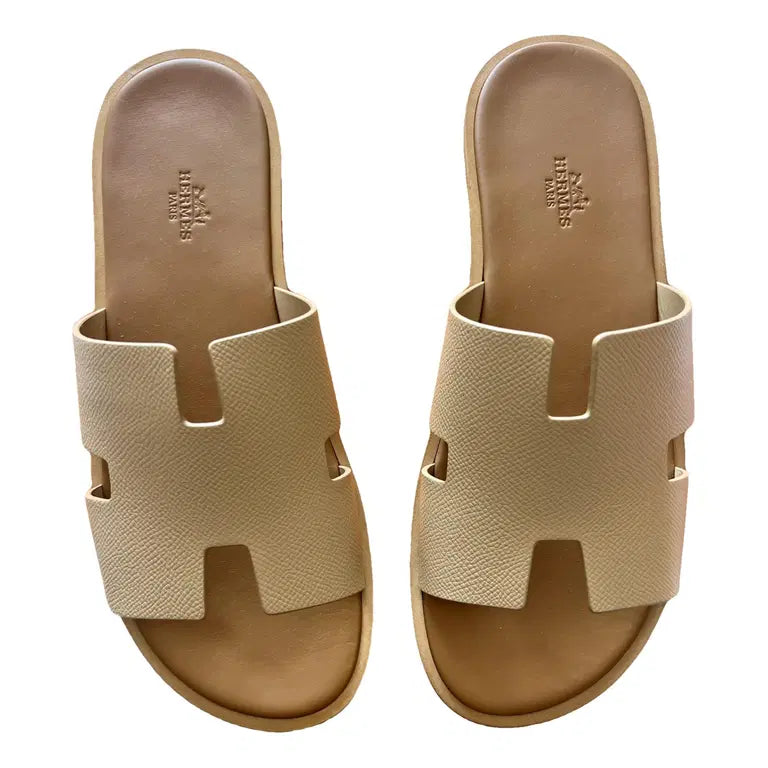 Elevate your everyday comfort with the Hermes Slipper in timeless beige. Crafted for those who refuse to compromise on luxury, this premium slipper combines soft, refined aesthetics with exceptiona...