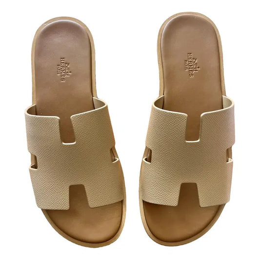 Elevate your everyday comfort with the Hermes Slipper in timeless beige. Crafted for those who refuse to compromise on luxury, this premium slipper combines soft, refined aesthetics with exceptiona...