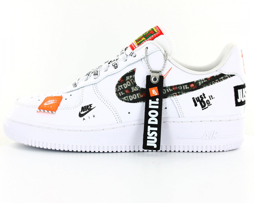 <ul>
<li style="font-weight: bold;">
<h4 style="text-align: center;"><strong>Nike</strong></h4>
</li>
<li style="font-weight: bold; text-align: center;">
<h4><strong>Air Force 1 '07 Premium</strong></h4>
</li>
<li style="font-weight: bold; text-align: center;">
<h4><strong>"Just Do It"</strong></h4>
</li>
<li style="font-weight: bold;">
<h4 style="text-align: center;"><strong>White / White - Black - Total Orange</strong></h4>
</li>
</ul>